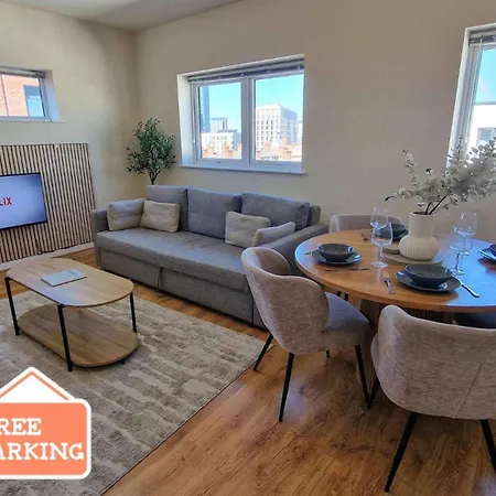 2 Bed City Centre Flat Free Parking-3